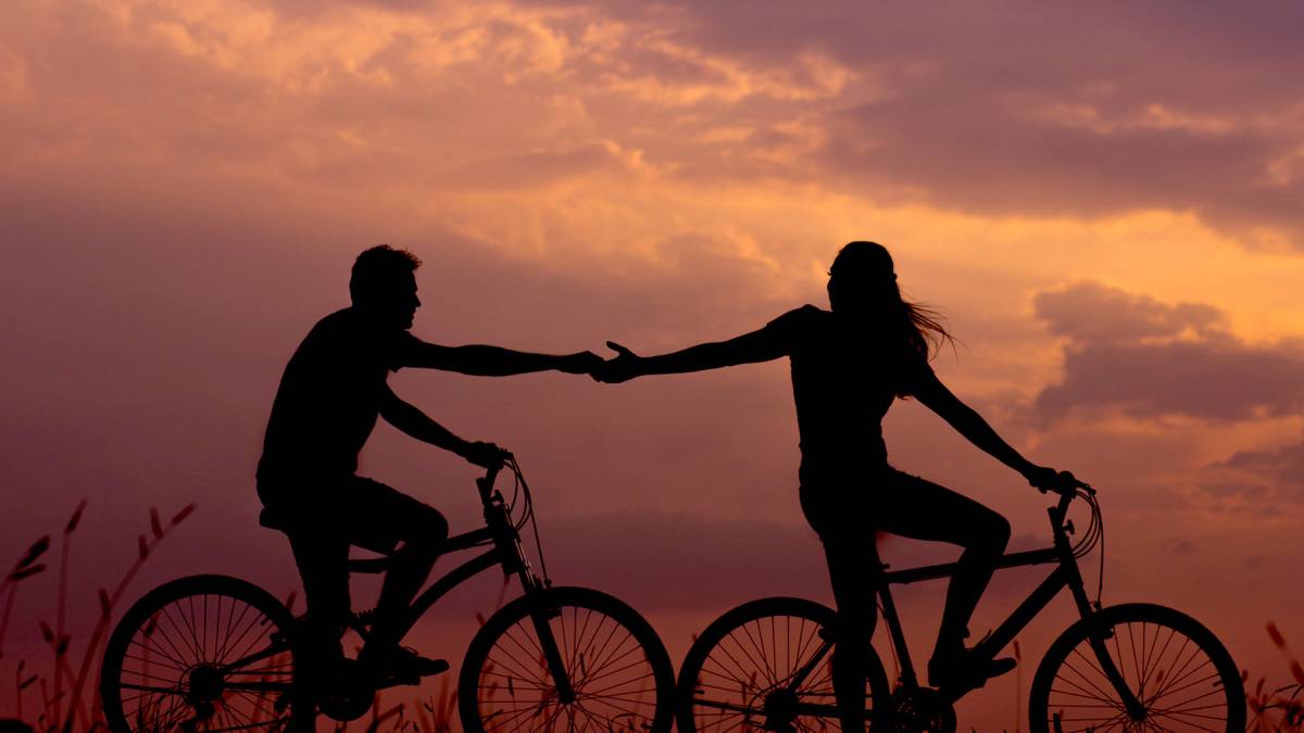 To cykler holder i hånd